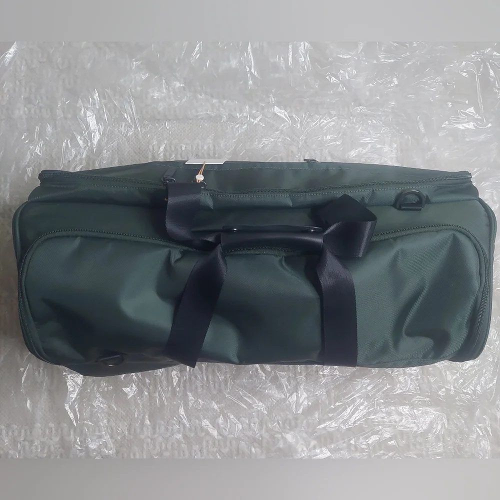 NWT! Quince Voyage Garmet Green Duffel Bag/ Travel Bag!